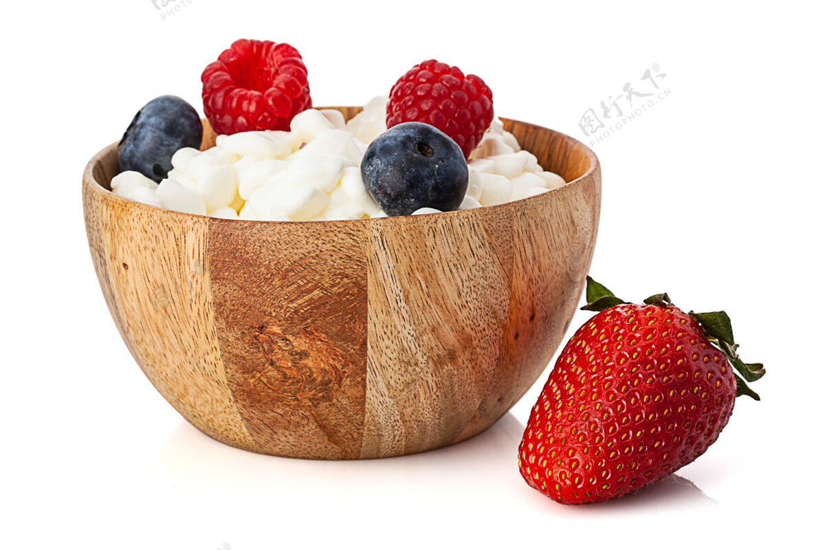 白色木制碗 白色背景上有干酪和浆果奶制品凝乳草莓