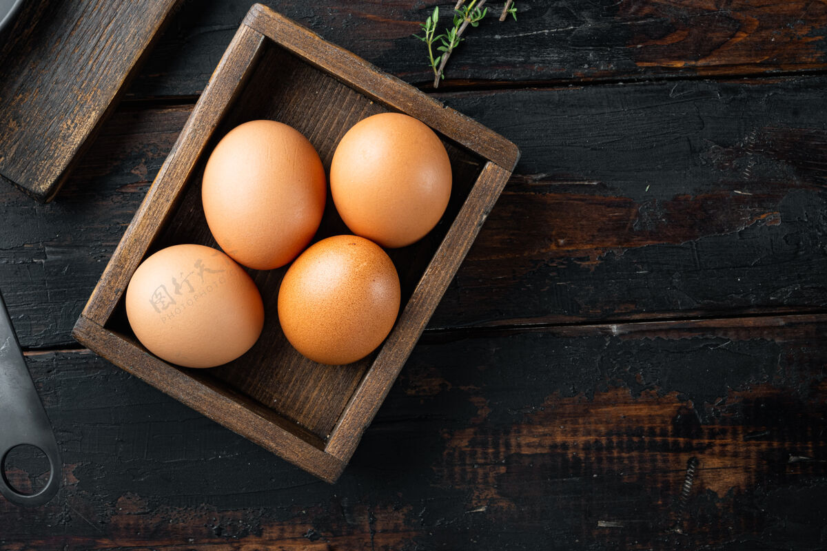 鸡肉生鸡蛋放在鸡蛋盒里 放在旧的深色木桌上有机储存蛋壳