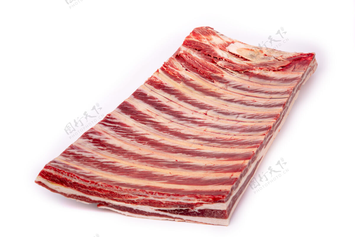营养一块新鲜的生马肉隔离在白色的表面屠夫立方体肉