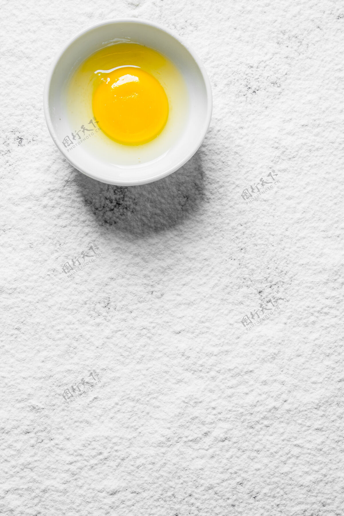 鸡蛋新鲜碎鸡蛋碗开白底面粉蛋糕器具面粉