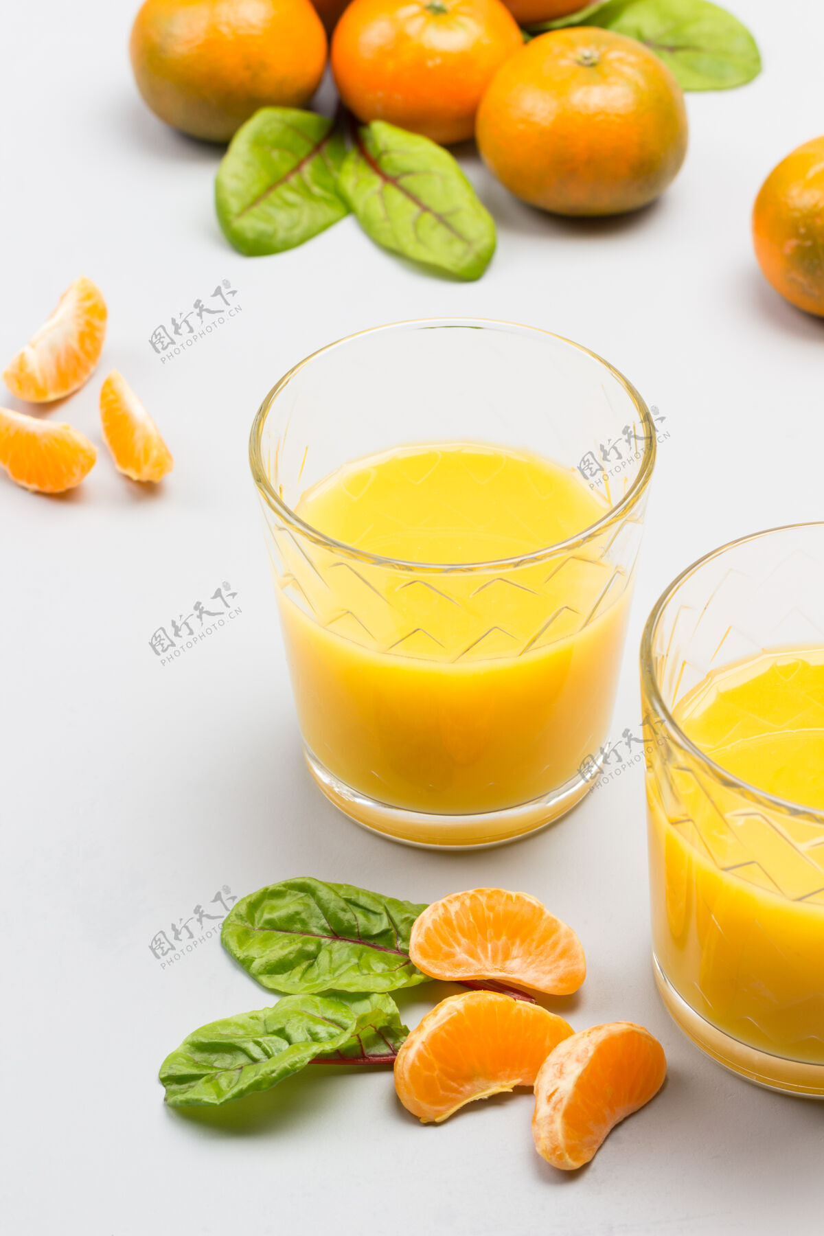 排毒柑橘果汁眼镜橘子桌上有叶子的切片免疫力甜食物
