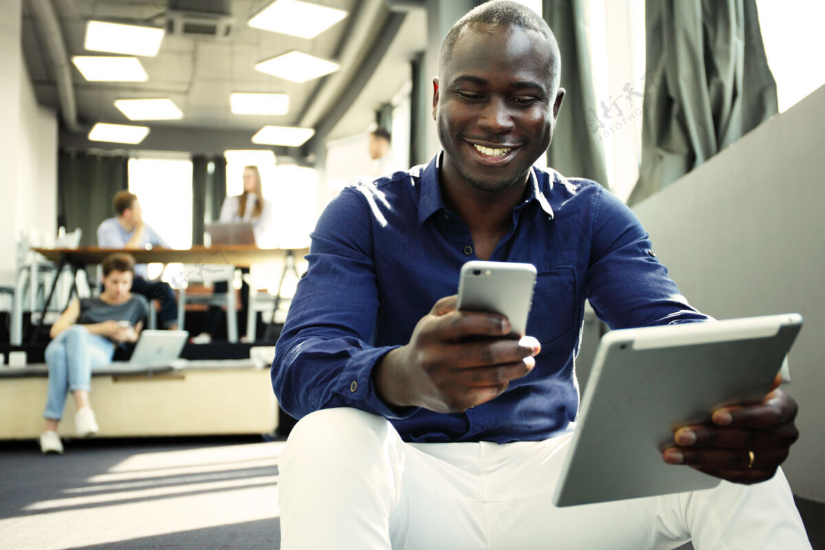 工作快乐的非洲裔美国企业家使用平板电脑帅气经理优雅