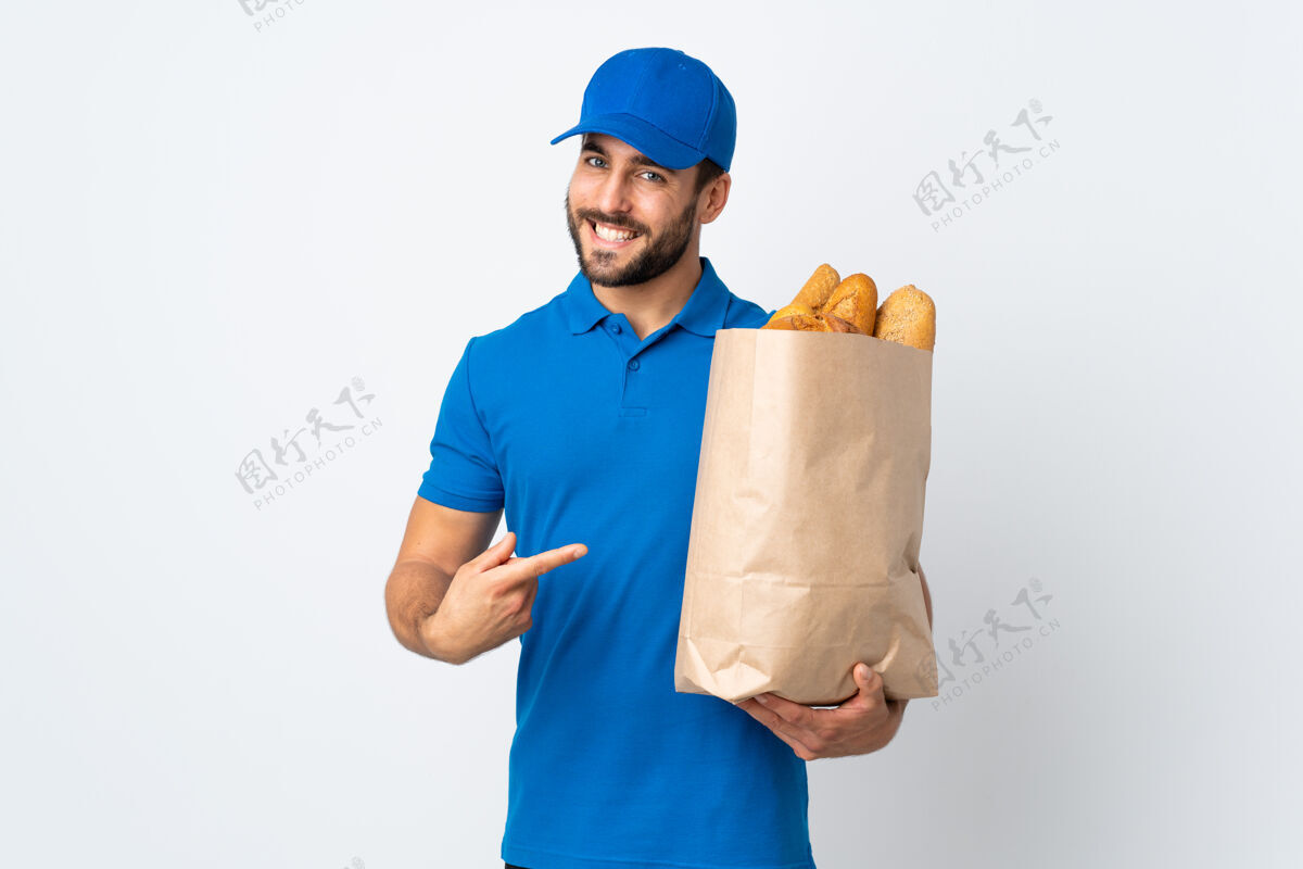 烤箱送货员拿着装满面包的袋子 指着白色的面包年轻信心方向