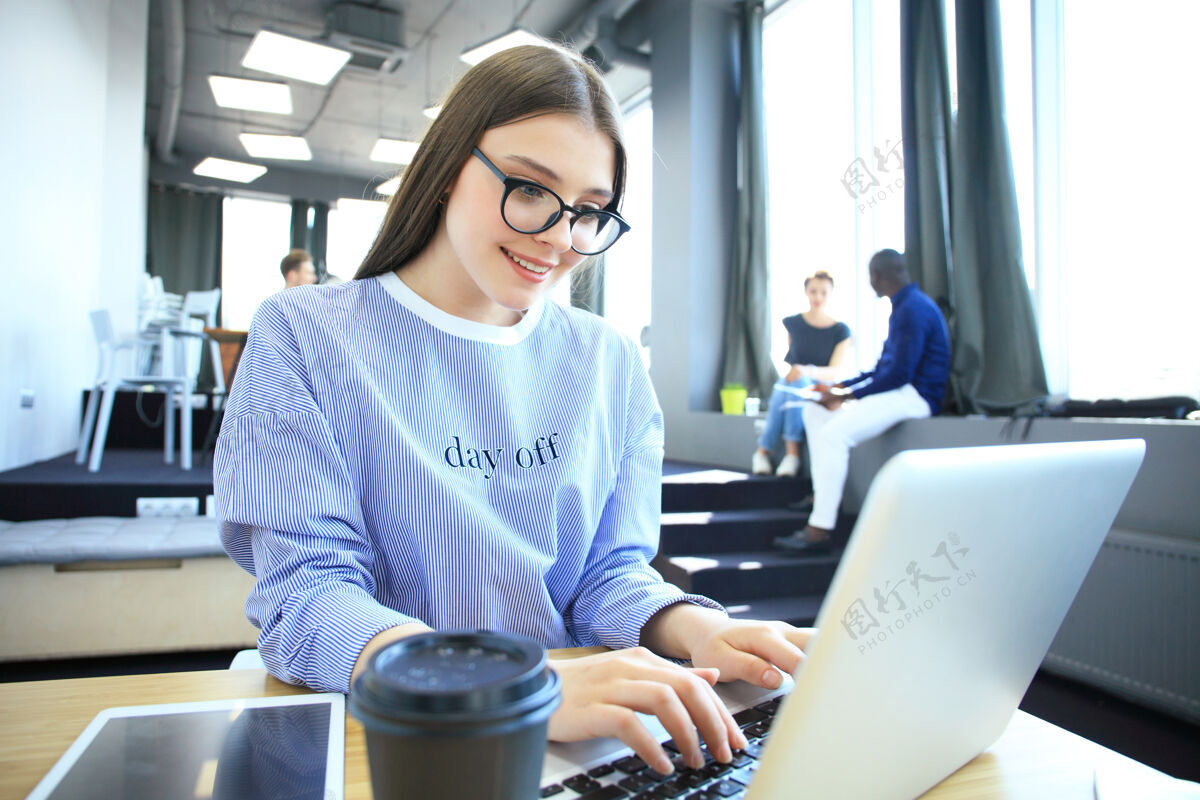 距离时髦女人使用笔记本电脑巨大的阁楼工作室在线Wifi女性