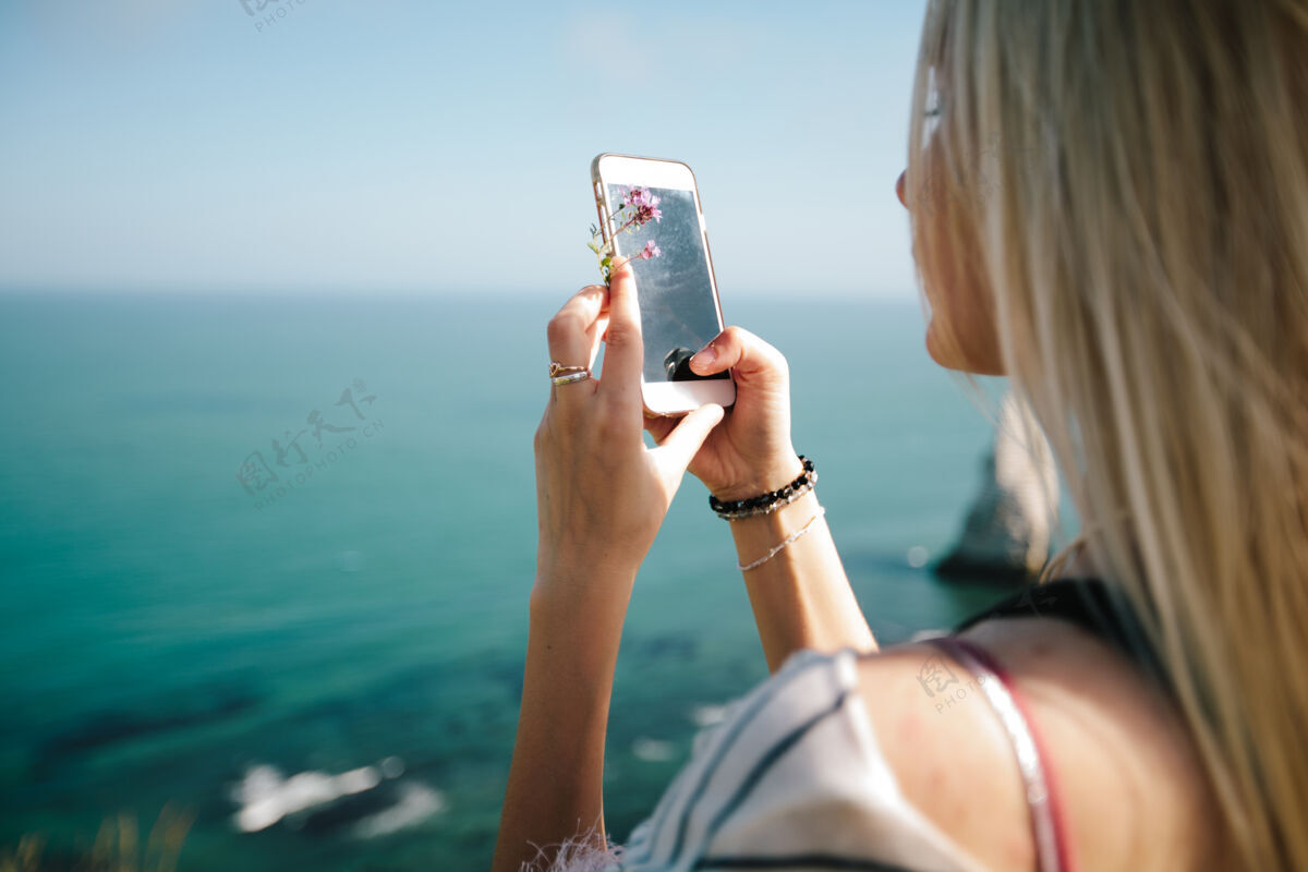 悬崖一个女人从上面拍摄的观点 以海湾和雪花石膏悬崖湾的伊特雷塔 法国户外水诺曼底