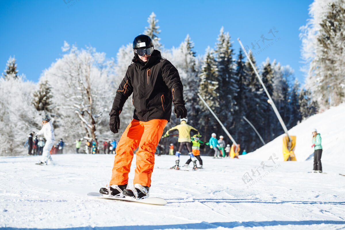 山滑雪板滑冰在深蓝的山里年轻跳跃滑雪