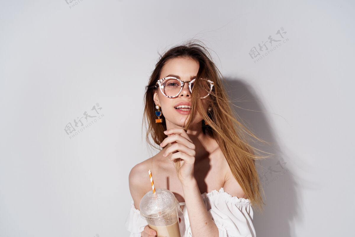 咖啡迷人女人魅力豪华眼镜装饰饮品手漂亮成人可爱