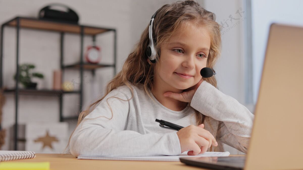在线女生在耳机里有在线课 视频通话用教师距离学习之家教育家庭作业学校讲座