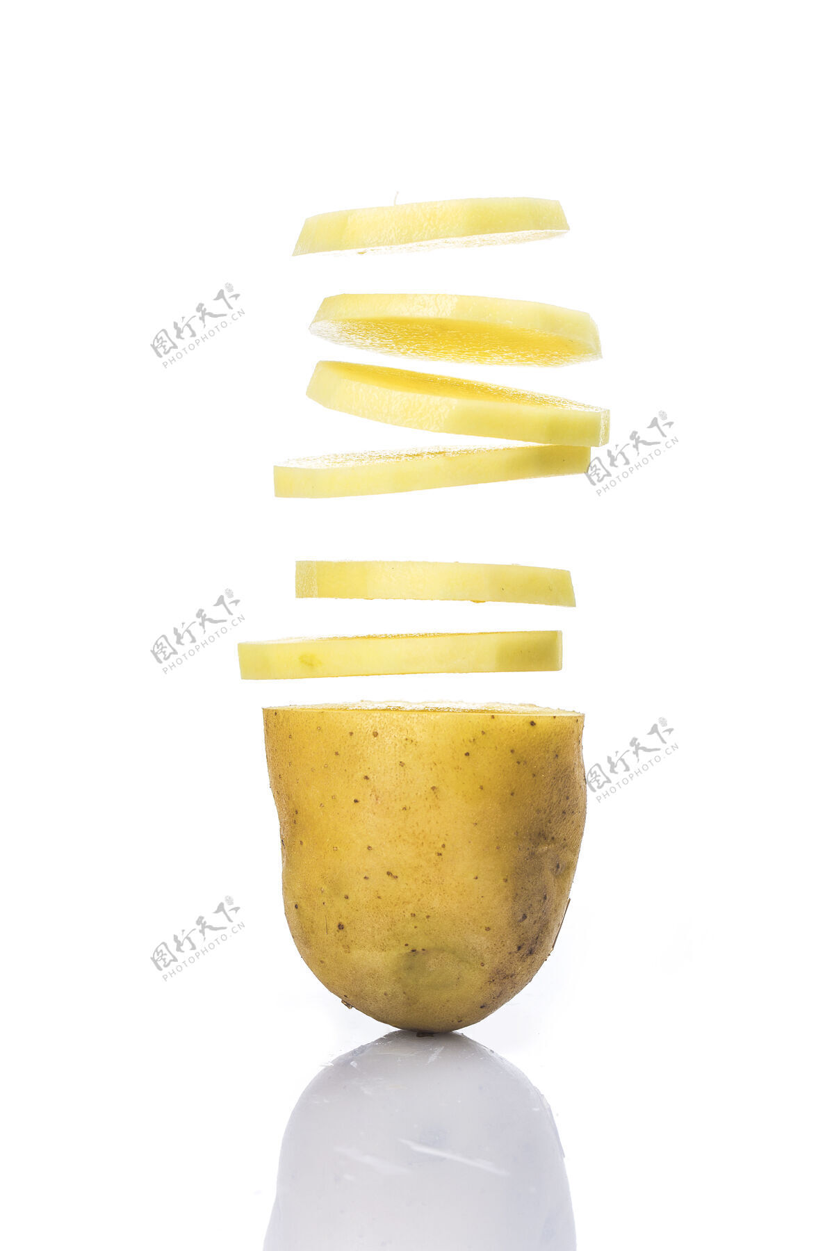 饮食土豆片变成了白色背景上孤立的薯片特写切片土豆