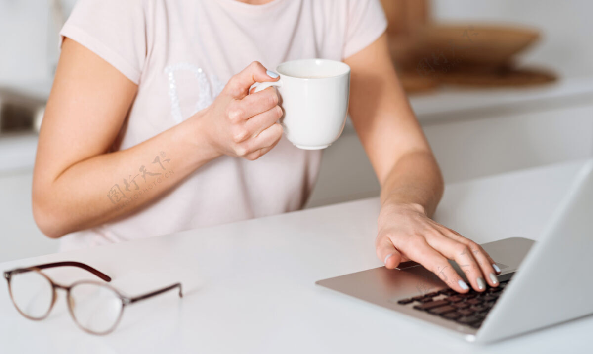 电子邮件有一些计划精致聪明优雅的女人一边吃早餐 一边坐在阳光明媚的厨房里 一边用电脑寻找所需的食材电脑教育日常