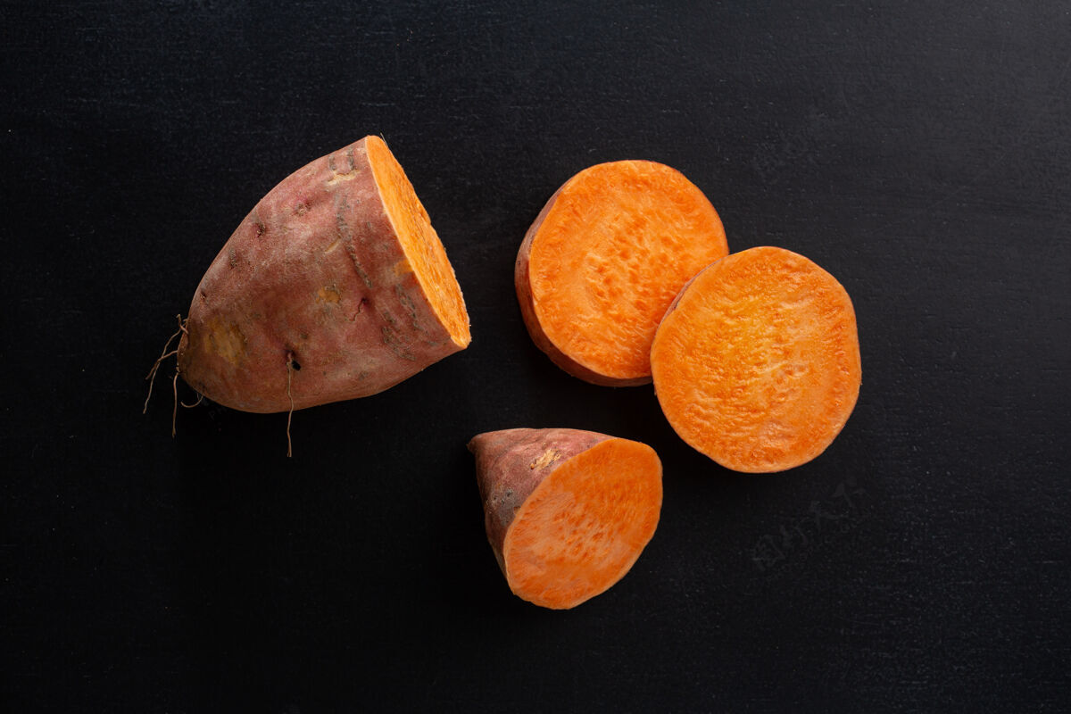 食物把生红薯切成深色背景模型特写!食物 橘子 自然 健康 团体 饮食 营养 新鲜 顶视图 切 红薯 配料 块 生的 切片 整个 营养 特写 无人 未煮