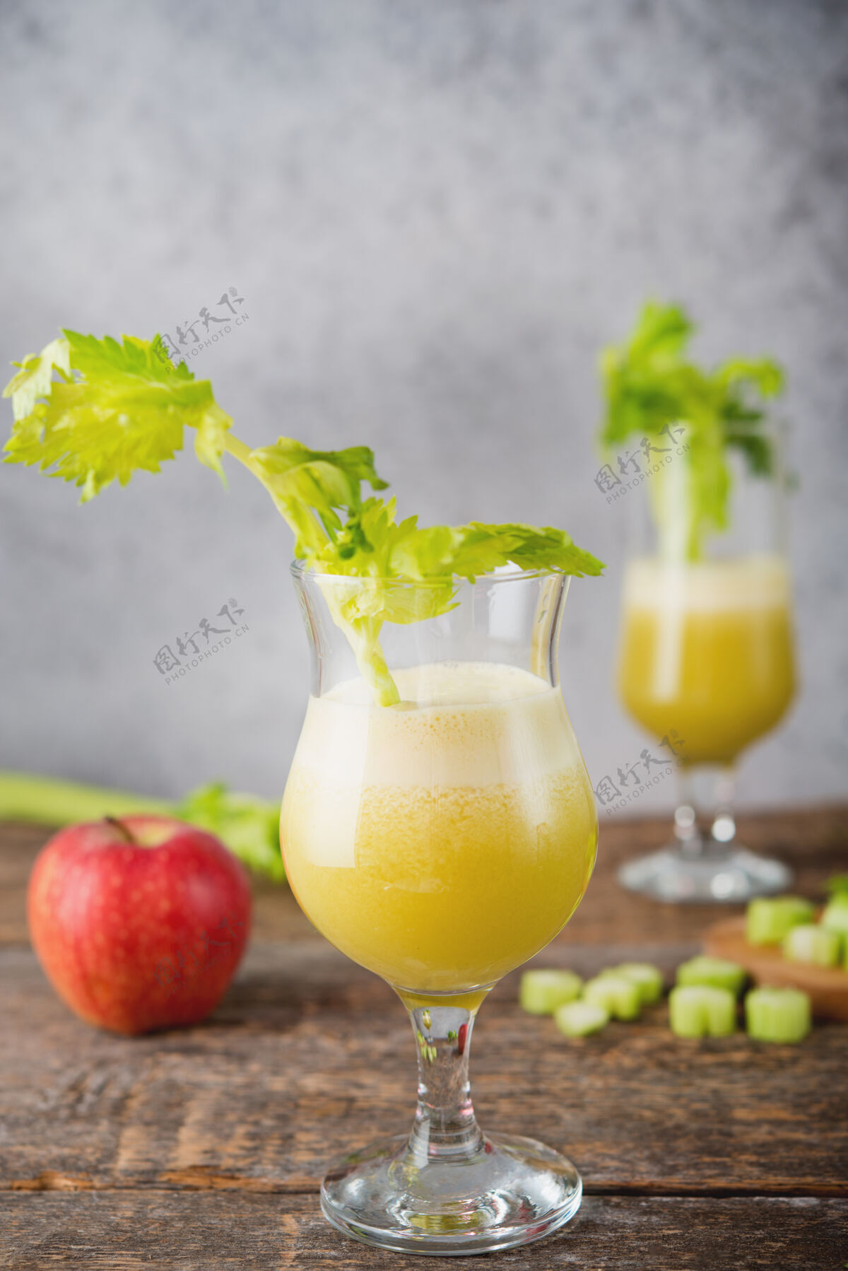排毒新鲜果汁苹果和芹菜在一个透明的玻璃 素食 清洁食品的概念饮料能源水果