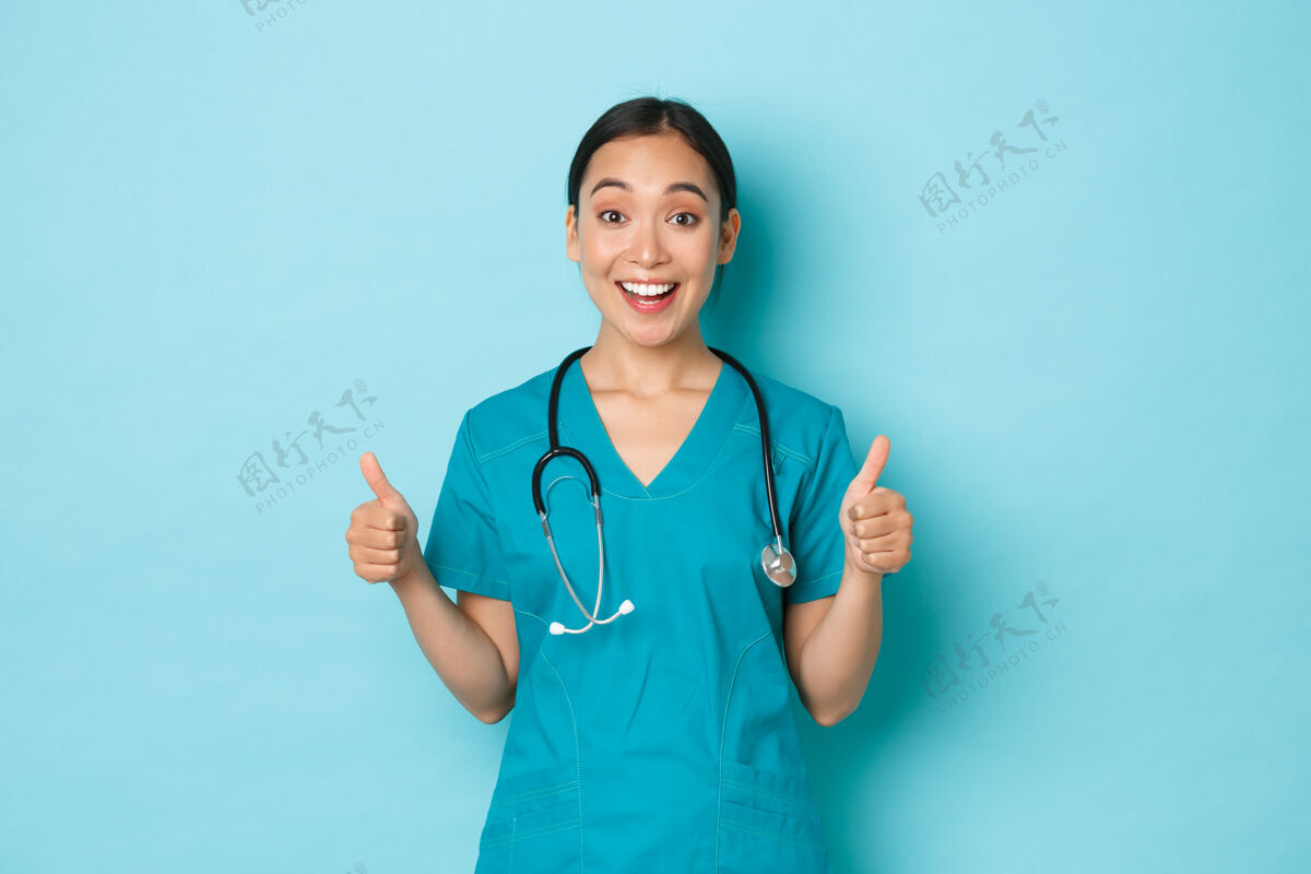 表情年轻的亚洲女护士摆姿势保健护士人