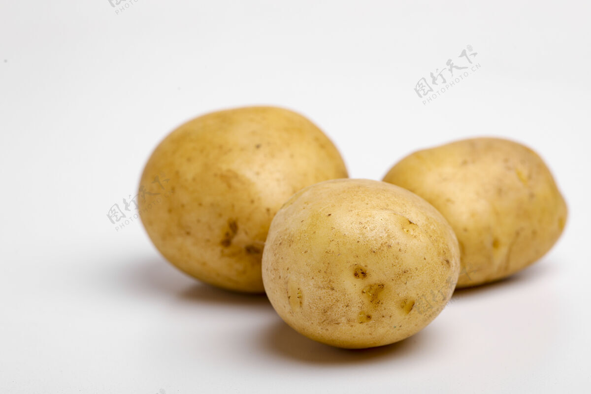 生的土豆是孤立的健康生的食品