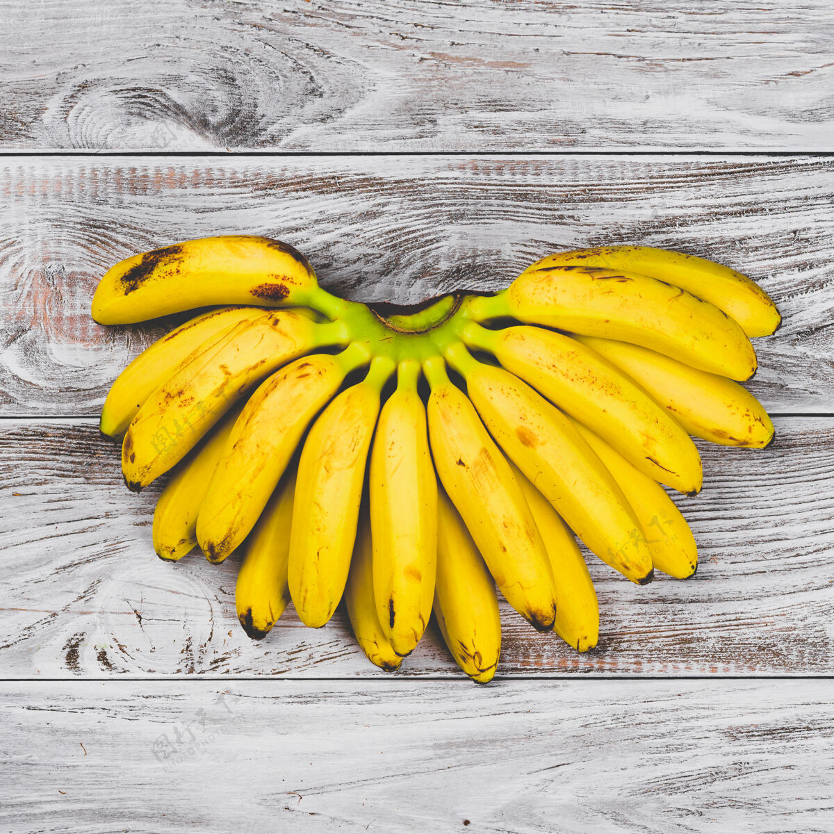 甜味生的有机黄色婴儿香蕉在白色木质表面俯视一串新鲜吃营养