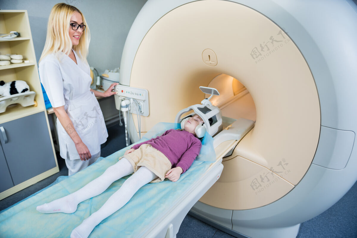 人员放射科医生准备给小女孩做核磁共振脑部检查扫描仪癌症医疗