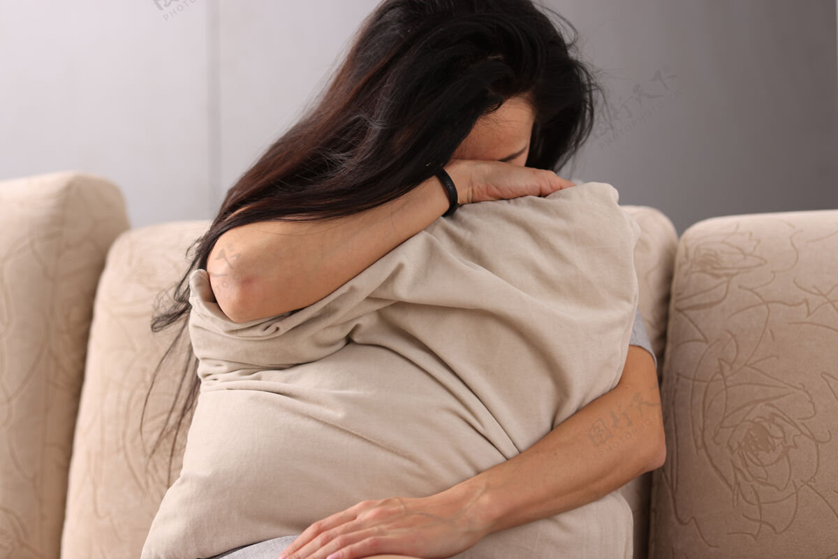 孤独黑发女子埋头枕头救命有抑郁症的概念手头手臂