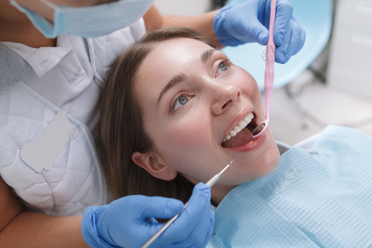 患者在口腔诊所接受牙科治疗的女病人治疗医疗服务