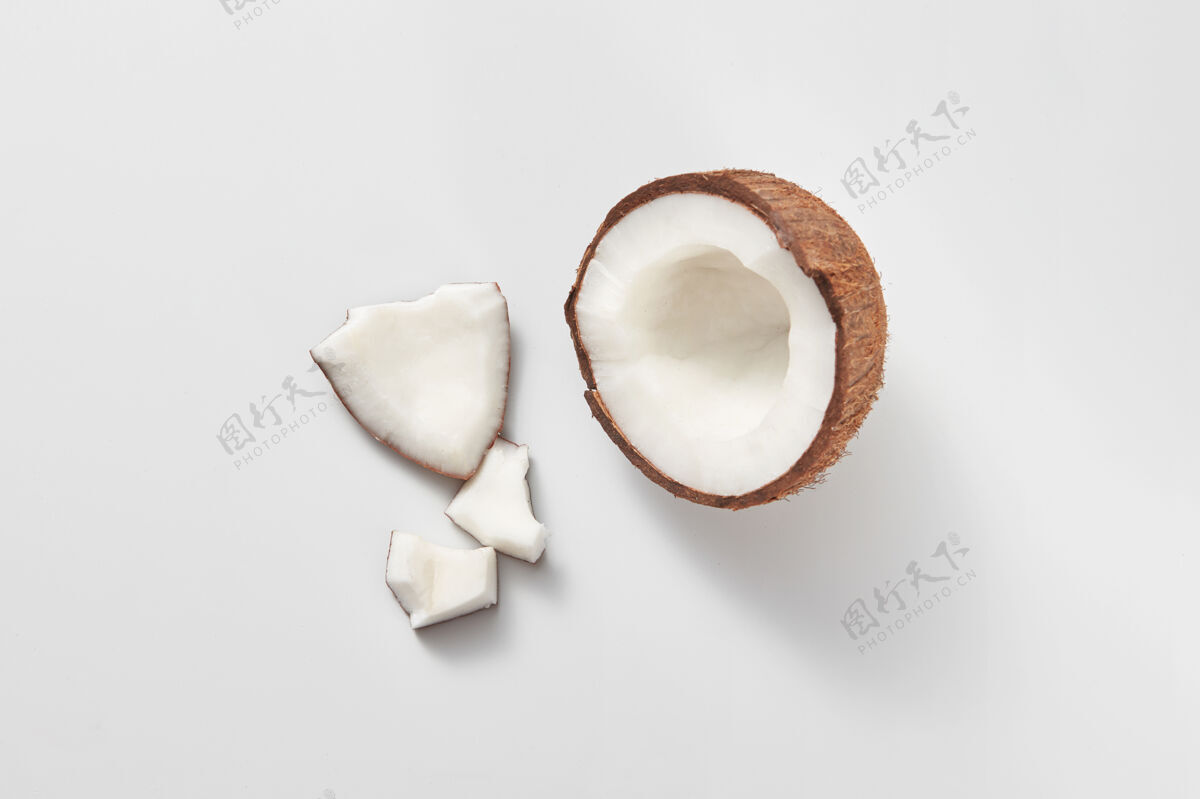 热带新鲜天然有机热带水果椰子的一部分 浅灰色的背景与副本太空素食者概念圆坚果生的