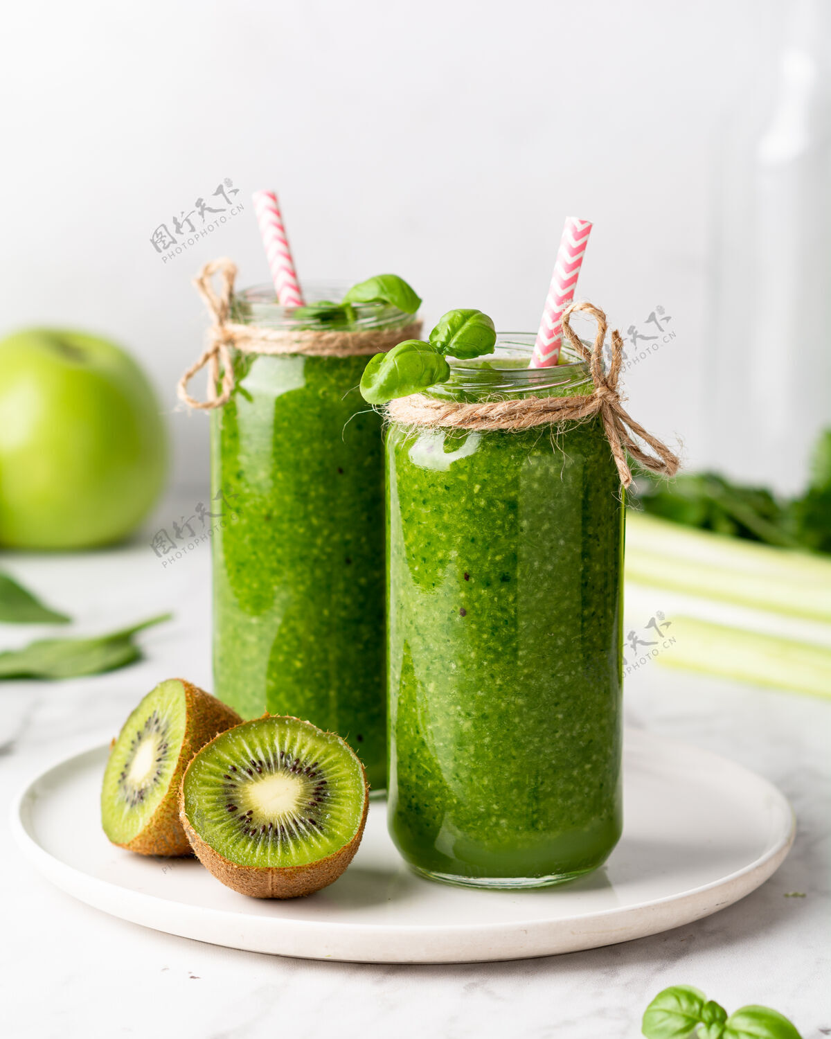 蔬菜绿色的菠菜 苹果和奇异果冰沙放在一张浅色的桌子上健康水果新鲜