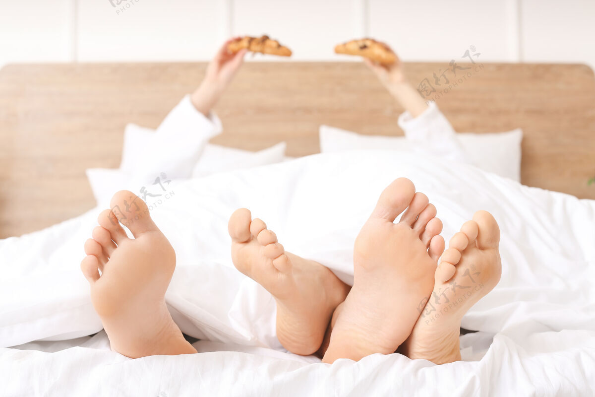 女人年轻夫妇在家里床上吃早餐舒适床男性