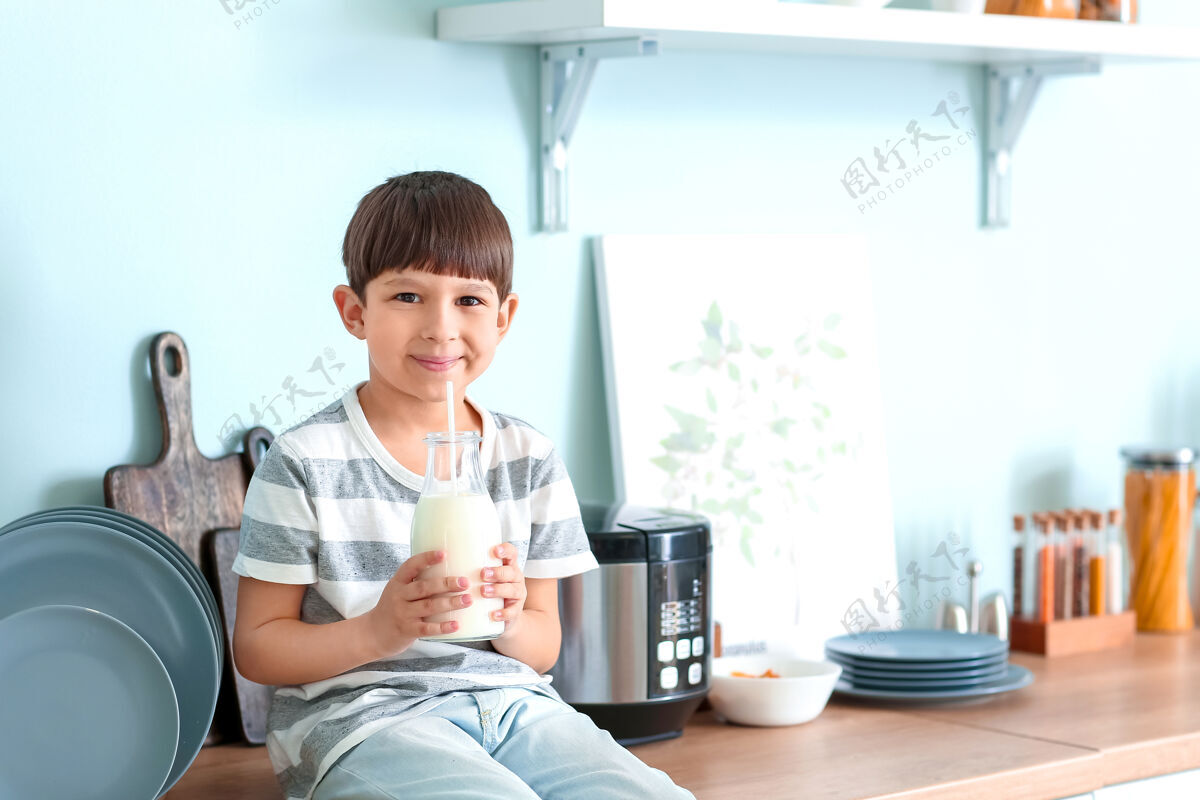 营养厨房里拿牛奶的小男孩孩子产品生长