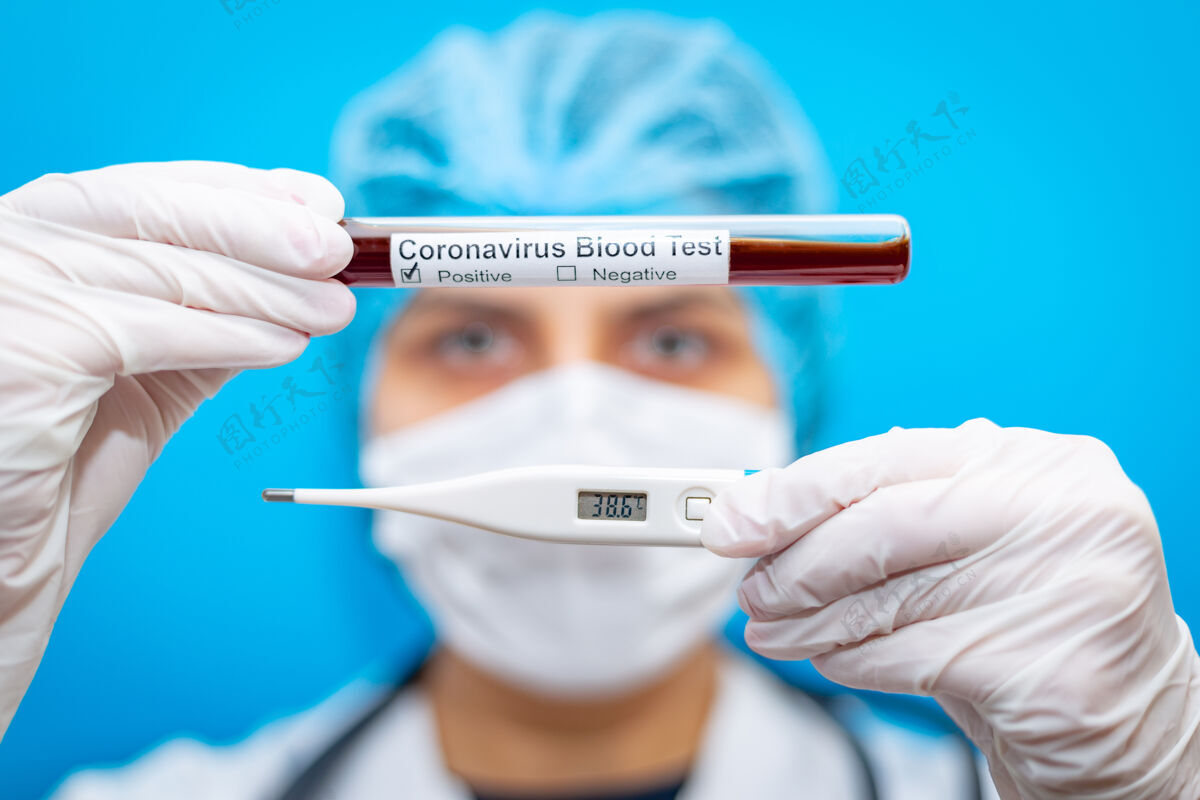 保健医学实验室血液试管和高温温度计在一个年轻的病毒学家女医生手中科学健康爆发