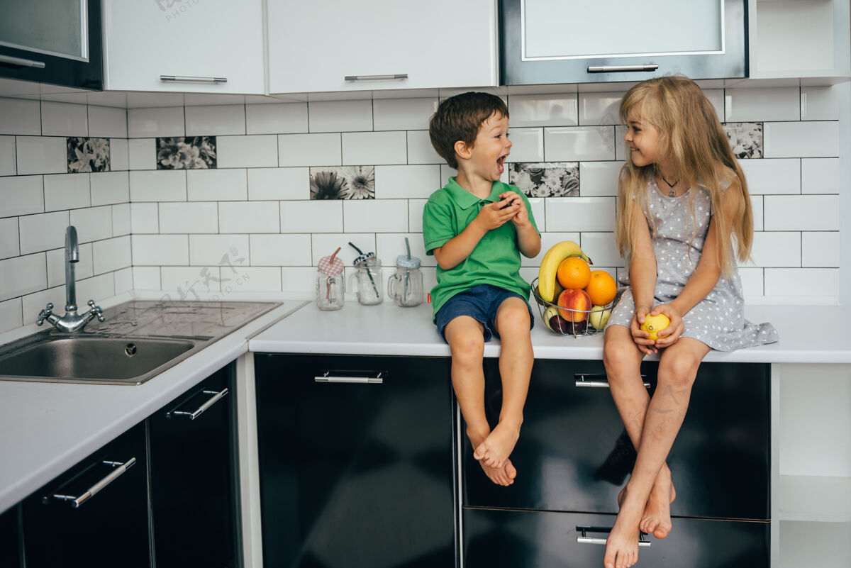 健康健康的概念吃有趣孩子们在厨房里吃水果家庭女儿房子