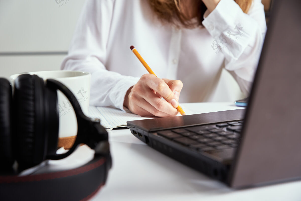 女商务人士远程工作女人在笔记本上做笔记 用笔记本电脑做笔记学习距离教育和电子学习理念工作在线笔记本电脑