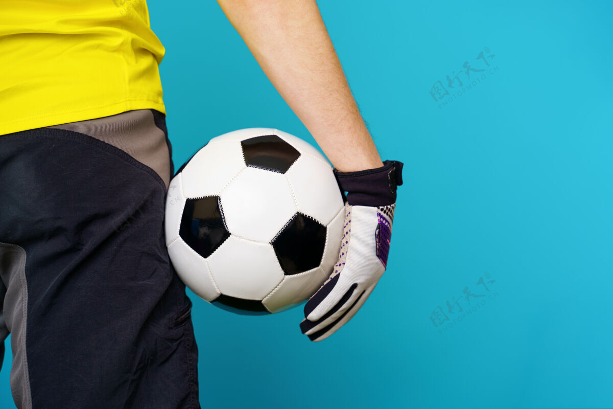 球迷男球迷穿黄色t恤 蓝色背景上有足球比赛冠军举行