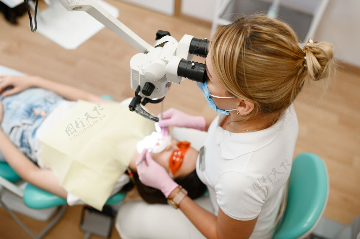 专业人士女牙医在诊所 口腔科治疗病人牙齿牙科手套专家