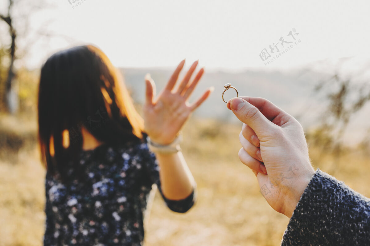 手势一位匿名害羞的女士在大自然中用手势示意停下来的手拿着订婚戒指关系女朋友惊人
