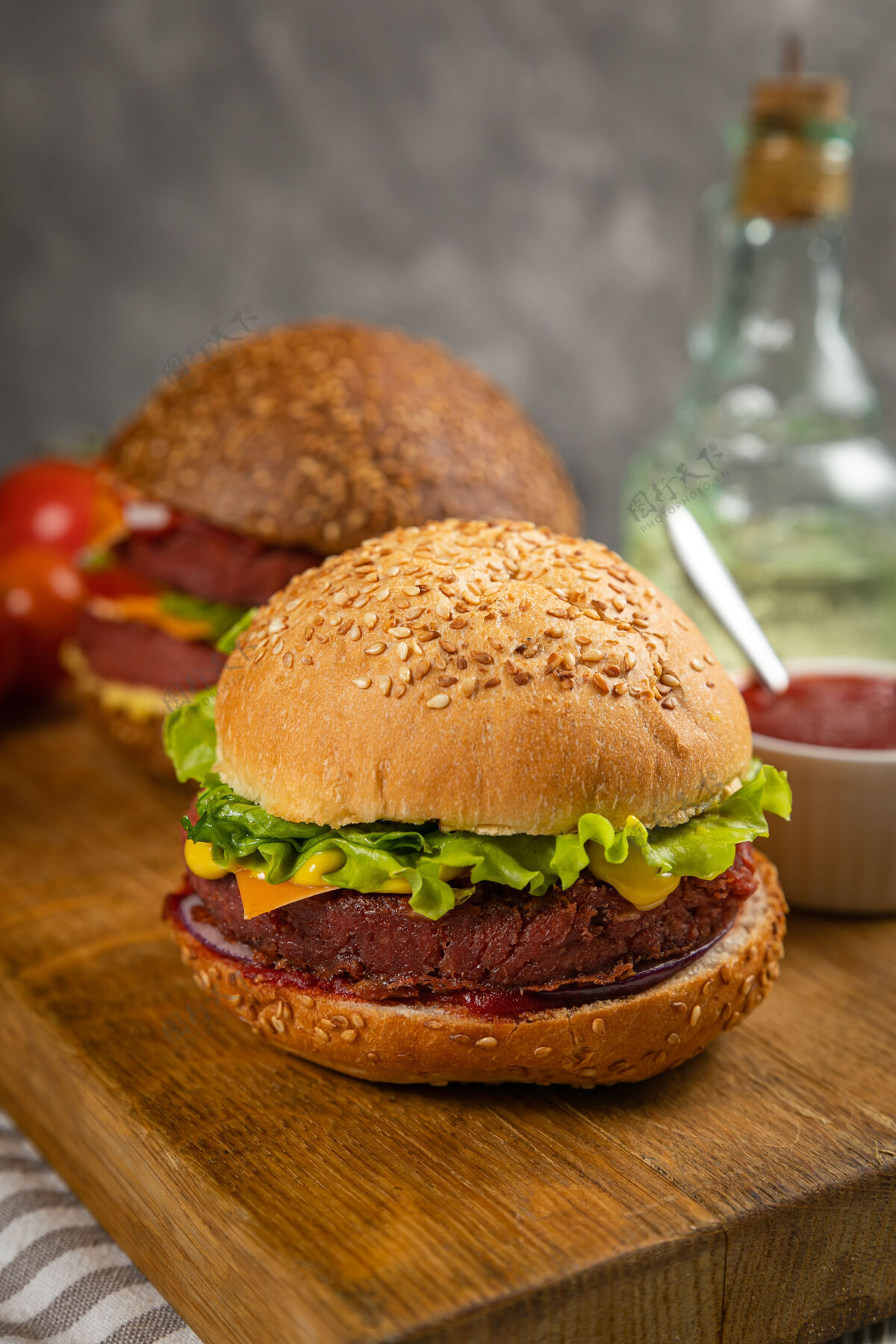 西红柿新鲜的汉堡包 有素食和蔬菜 撒上芝麻零食健康吃