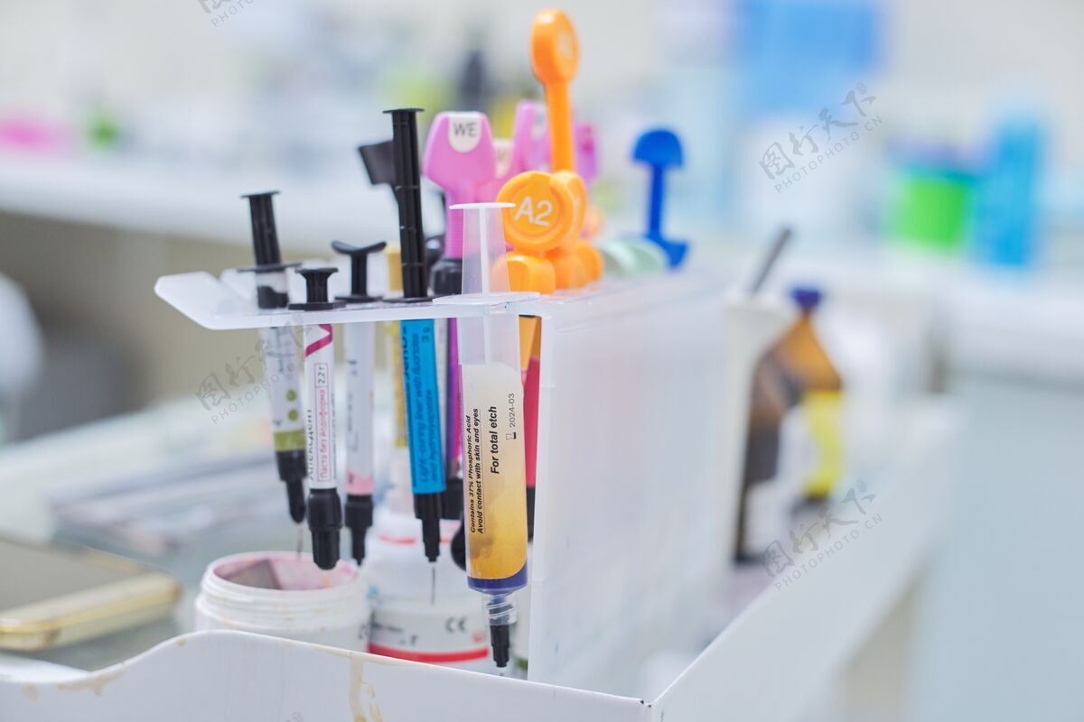 诊所牙科诊所工作台特写 牙科复合密封材料树脂 各种专业牙科仪器工具和药品牙科治疗材料