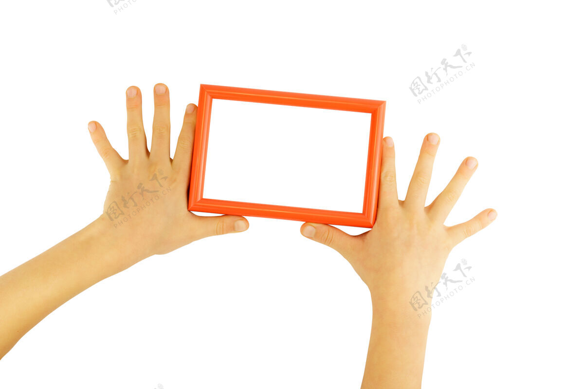 画廊红色相框夹在孩子们的手上 隔离在白色的墙上框架空白图画
