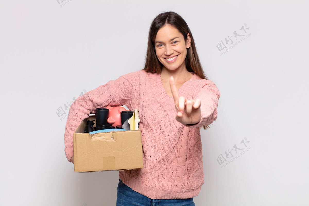 成功美丽的女人骄傲地微笑着 自信地摆出第一的姿势 感觉像个领导者成人年轻开始