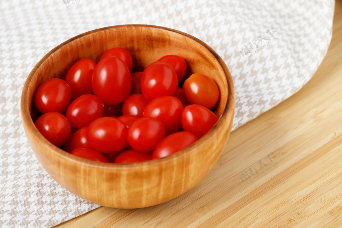 植物鲜红的西红柿放在木杯里准备在厨房里煮西红柿市场美味