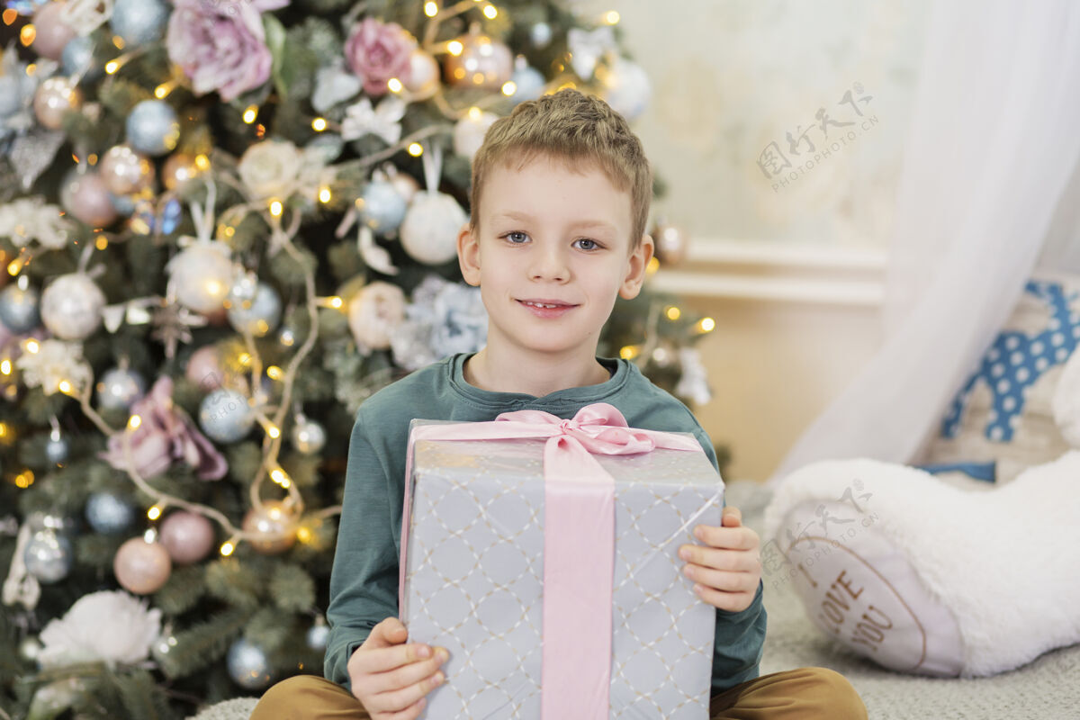 优雅圣诞快乐小男孩礼物男孩很高兴收到礼物微笑人宝宝