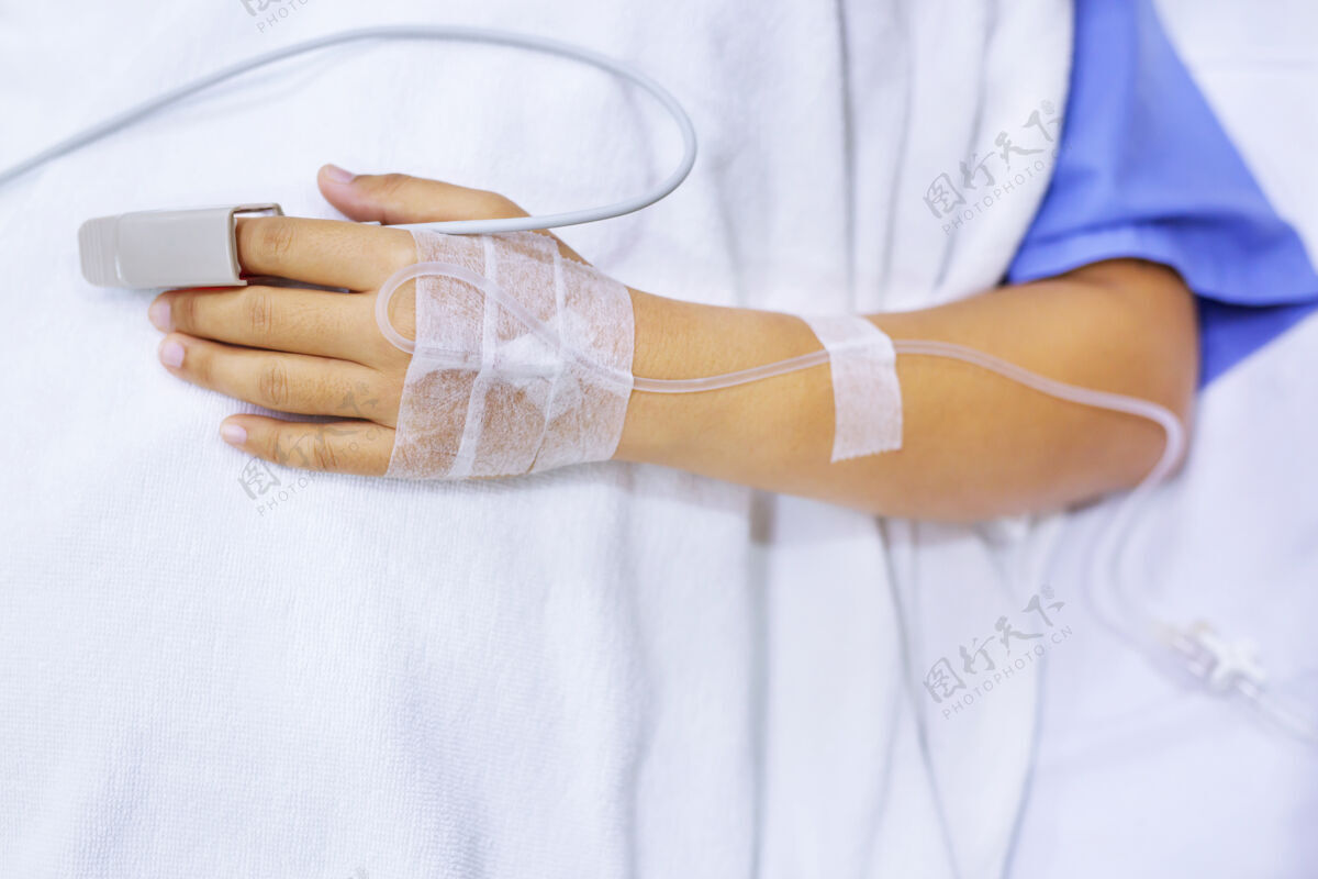 护士特写镜头聚焦在病床上与病人握手鼓励病床上的鼓励护理康复手术