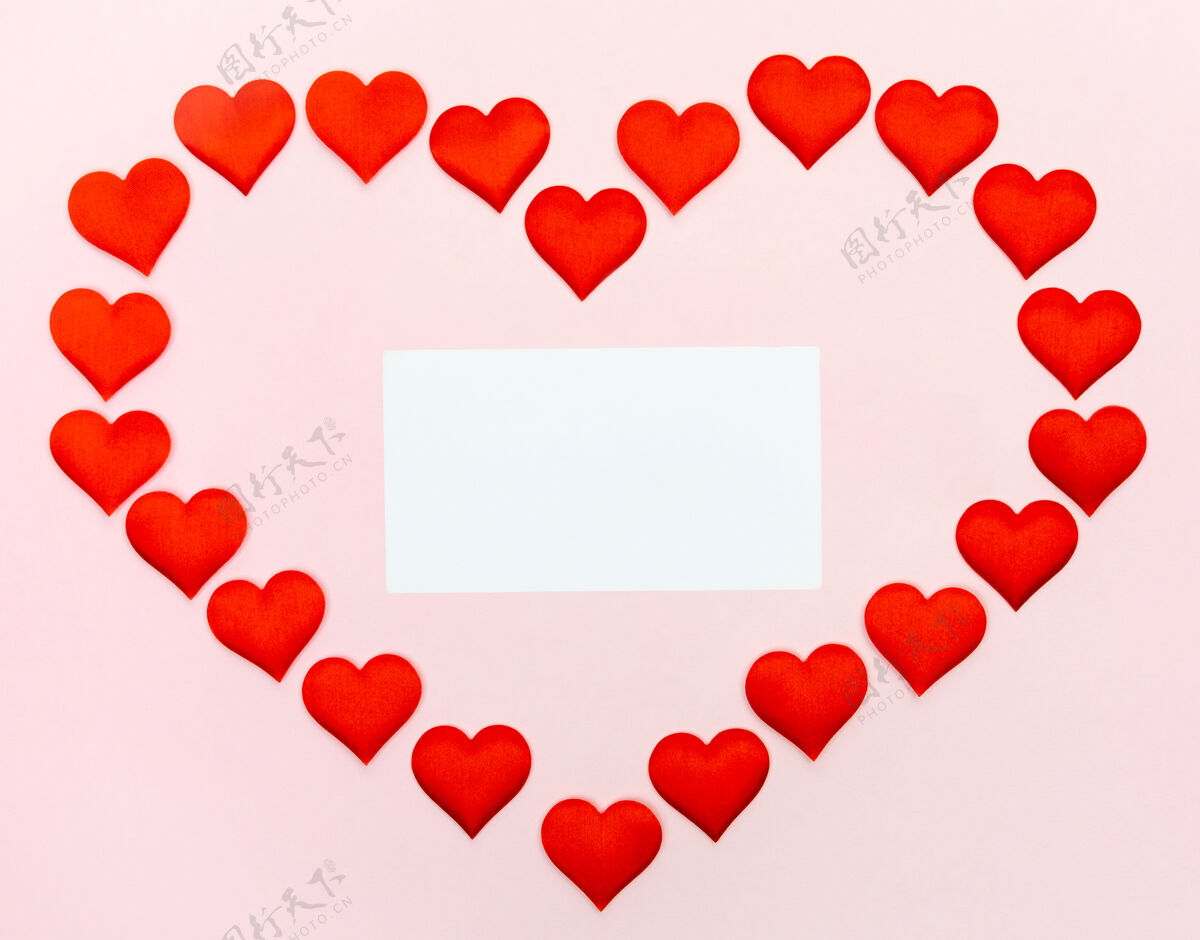 边界大心形的小心形里面有一张纸 模型上是粉红色的墙.概念节日和情人节的节日情人节笔记庆祝