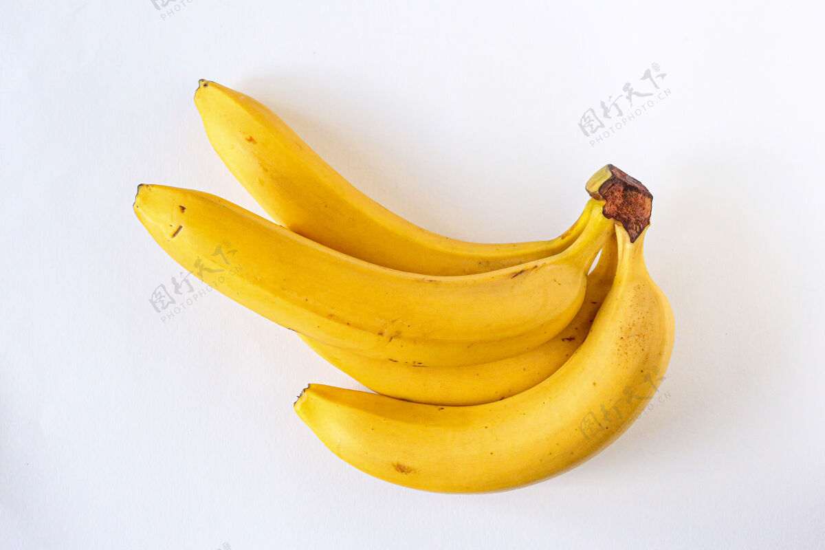 香蕉一串白墙上挂着一堆香蕉成熟香蕉营养