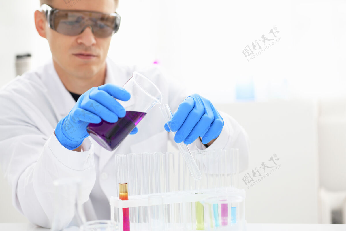 添加一个男化学家手里拿着一个玻璃试管 里面充满了液体药剂师实验室教育