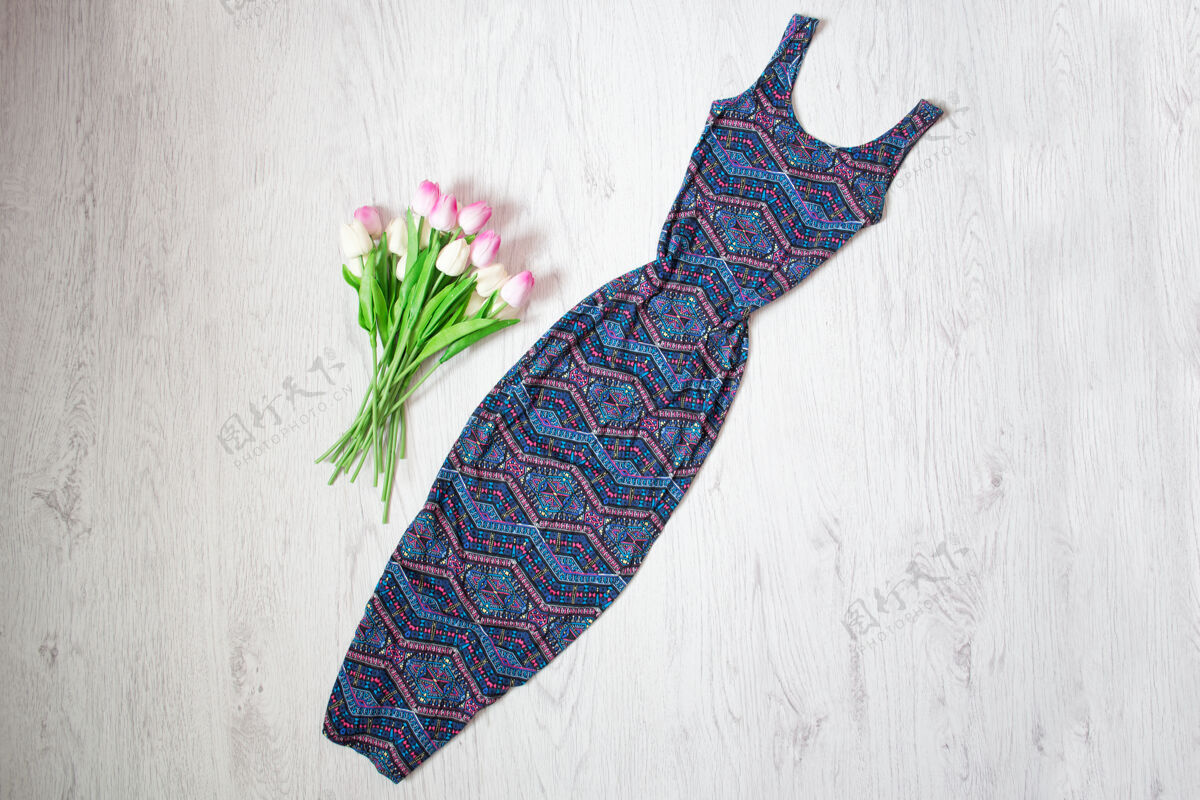 外观一件蓝色的长礼服 一束鲜花郁金香时尚概念 木制背景基本长时尚