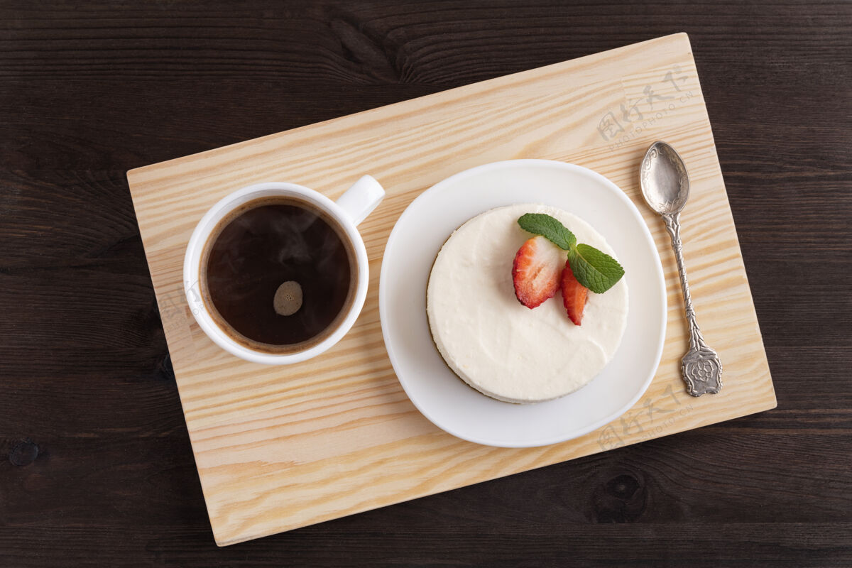 木材芝士蛋糕和一杯咖啡放在木头上托盘不错早餐.上衣查看顶视图配料托盘