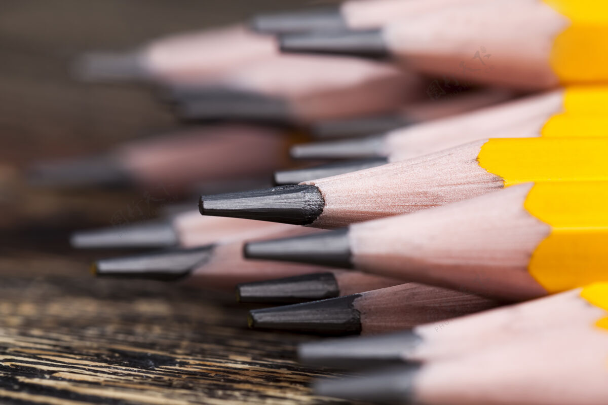 纸张普通的黄色木制铅笔和灰色软铅绘图和创意工具钢笔教育