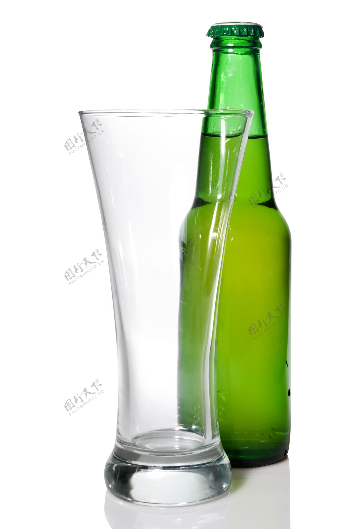 酒吧啤酒瓶和空杯子隔在白色的玻璃上淡啤酒液体冷的