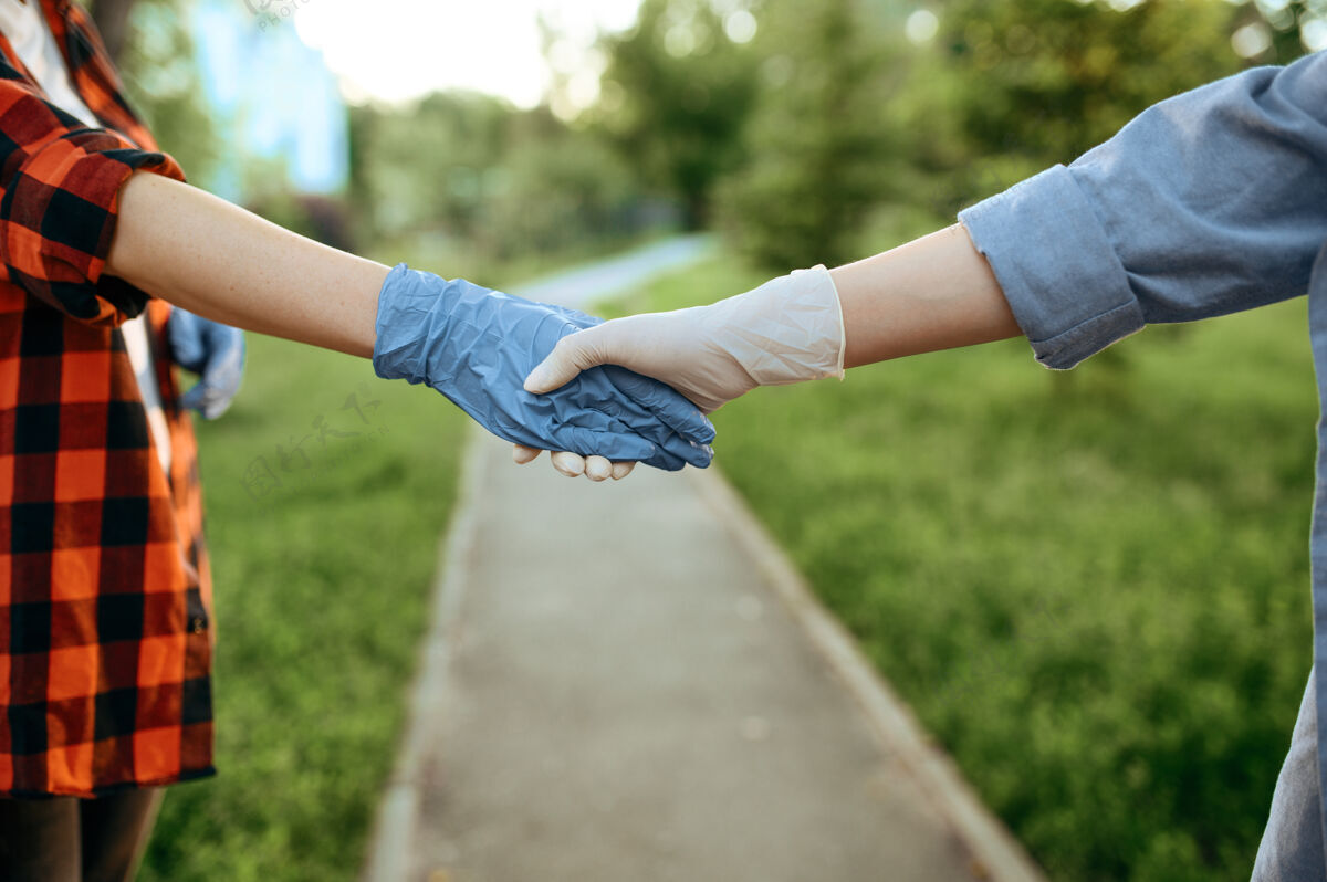 呼吸一对戴着手套的年轻情侣走进公园 隔离浪漫会议期间流行 保健和保护 流行的生活方式感染面具医疗
