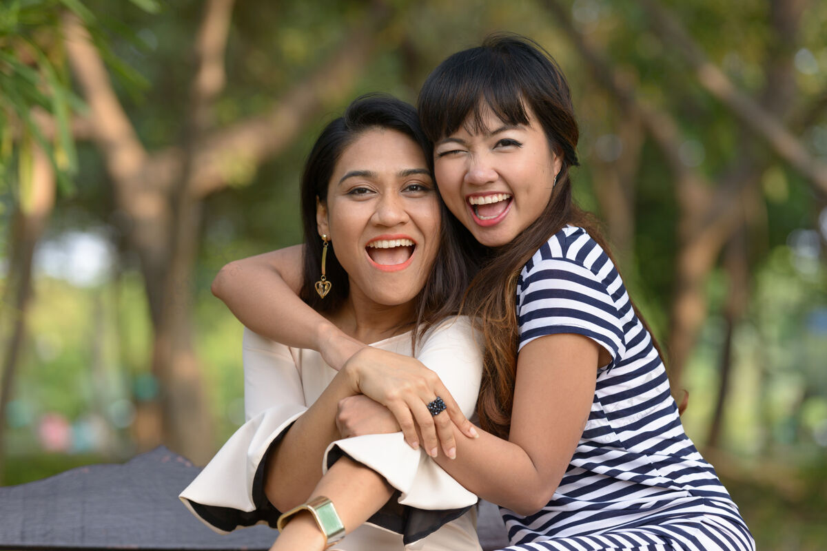 亚洲两位亚洲年轻女性在公园户外放松的写真放松朋友关系