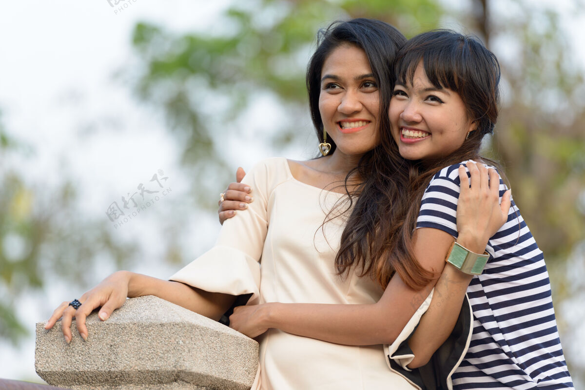 公园两位亚洲年轻女性在公园户外放松的写真东南朋友休闲