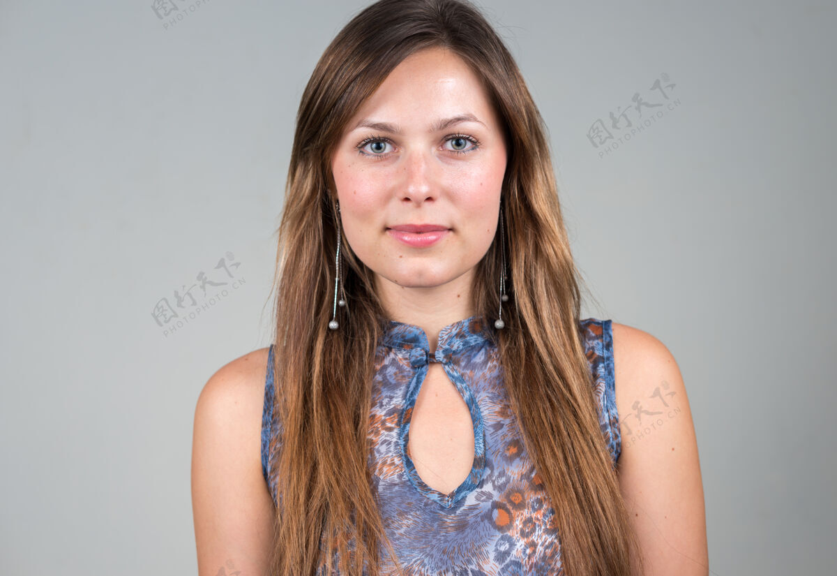 女性年轻漂亮的女人 棕色头发映衬着白色的空间黑发吸引力20多岁